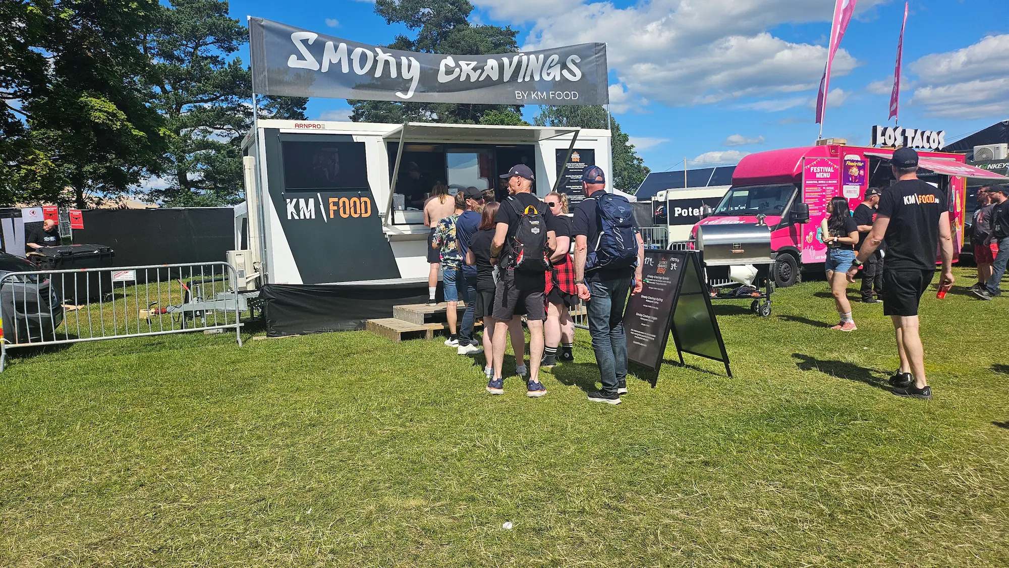 Smoky Cravings food truck på festival, servering pågår