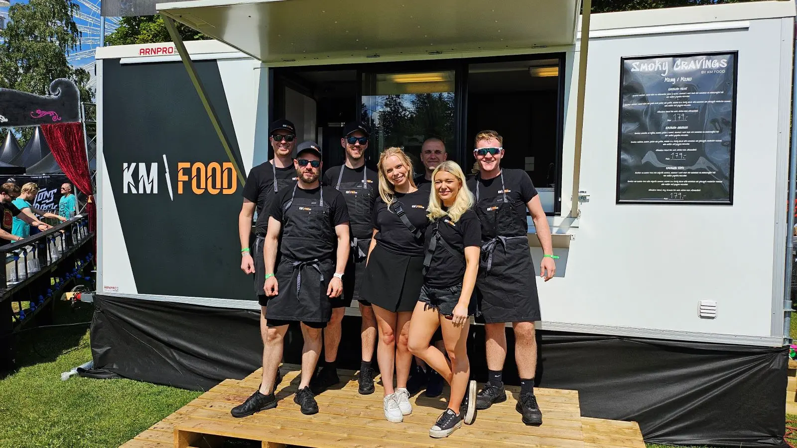 Smoky Cravings-teamet samlet foran food trucken