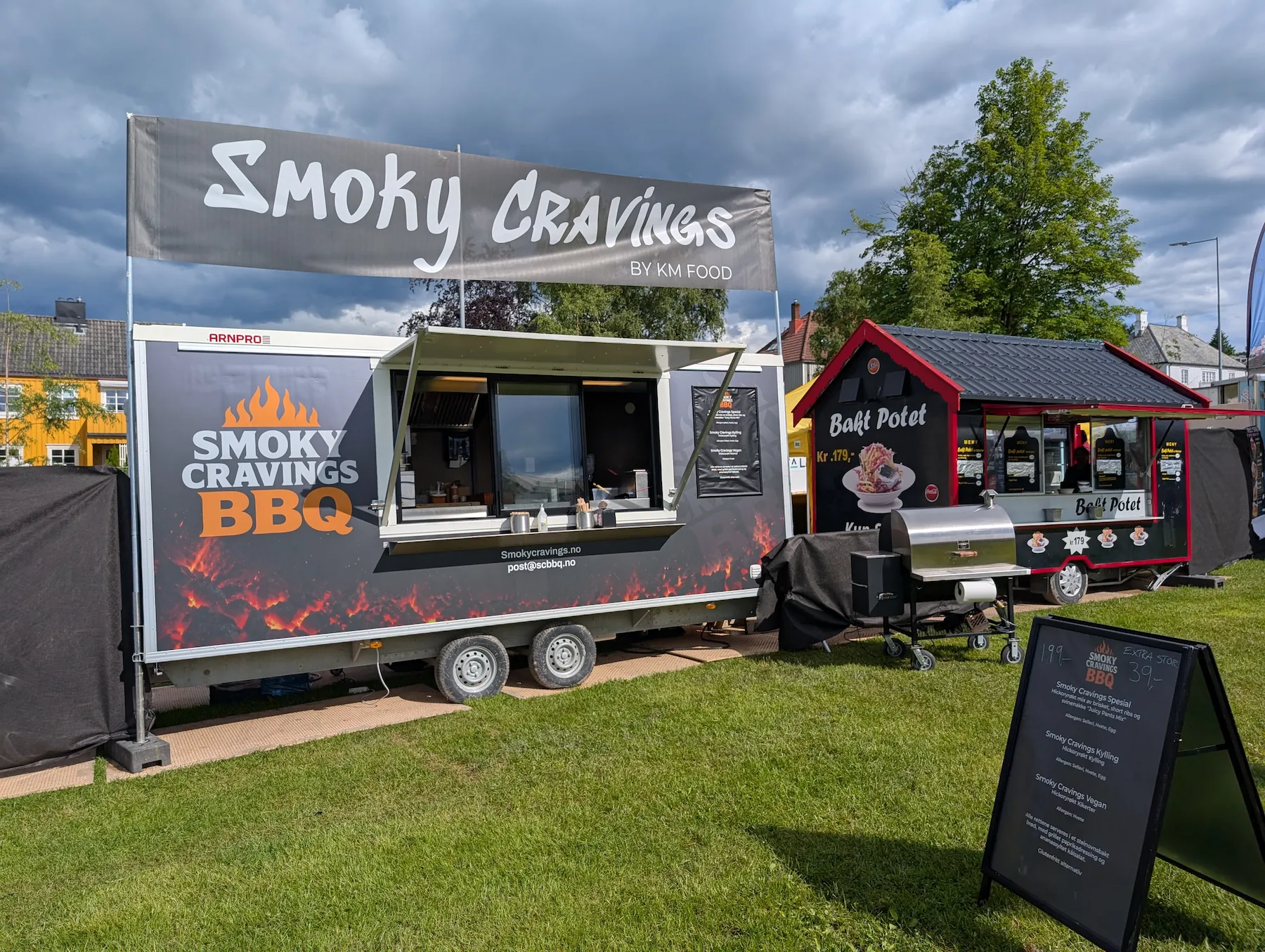 Smoky Cravings BBQ food truck med flammer-design og menyskilt